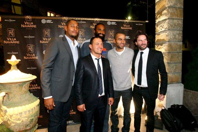 Tony Parker, Ronny Turiaf, Jean Dujardin, Joey Starr ou encore Jean-Paul Gaultier Tony Parker, Ronny Turiaf, et Edouard Cissé, le rappeur acteur Joey Starr, l'icône de la mode Jean-Paul Gaultier, les acteurs Jean Dujardin, Philippe Lellouche, Lambert Wilson, Abraham Belaga, David Brécourt (Sous le soleil), les actrices Vanessa Demouy, Aïssa Maïga, Pauline Lefèvre (ancienne Miss météo de Canal +), et Pauline Delpech, les humoristes Nicolas Bedos et Eric Judor (d'Eric et Ramzy), le réalisateur Fabien Onteniente (Camping), les chanteuses Amel Bent, Chimène Badi, et Jennifer (des Superbus), l'ex play-boy Jean-Yves Le Fur, Valéry Zeitoun (Universal), le designer Ora Ito, l'homme d'affaires Charles Beigbeder, le DJ Cut Killer, Tony Estanguet, Philippe Bernat Salles...Boris Diaw et Frédéric Beigbeder. Villa Navarre Prestige & Excellence Membre